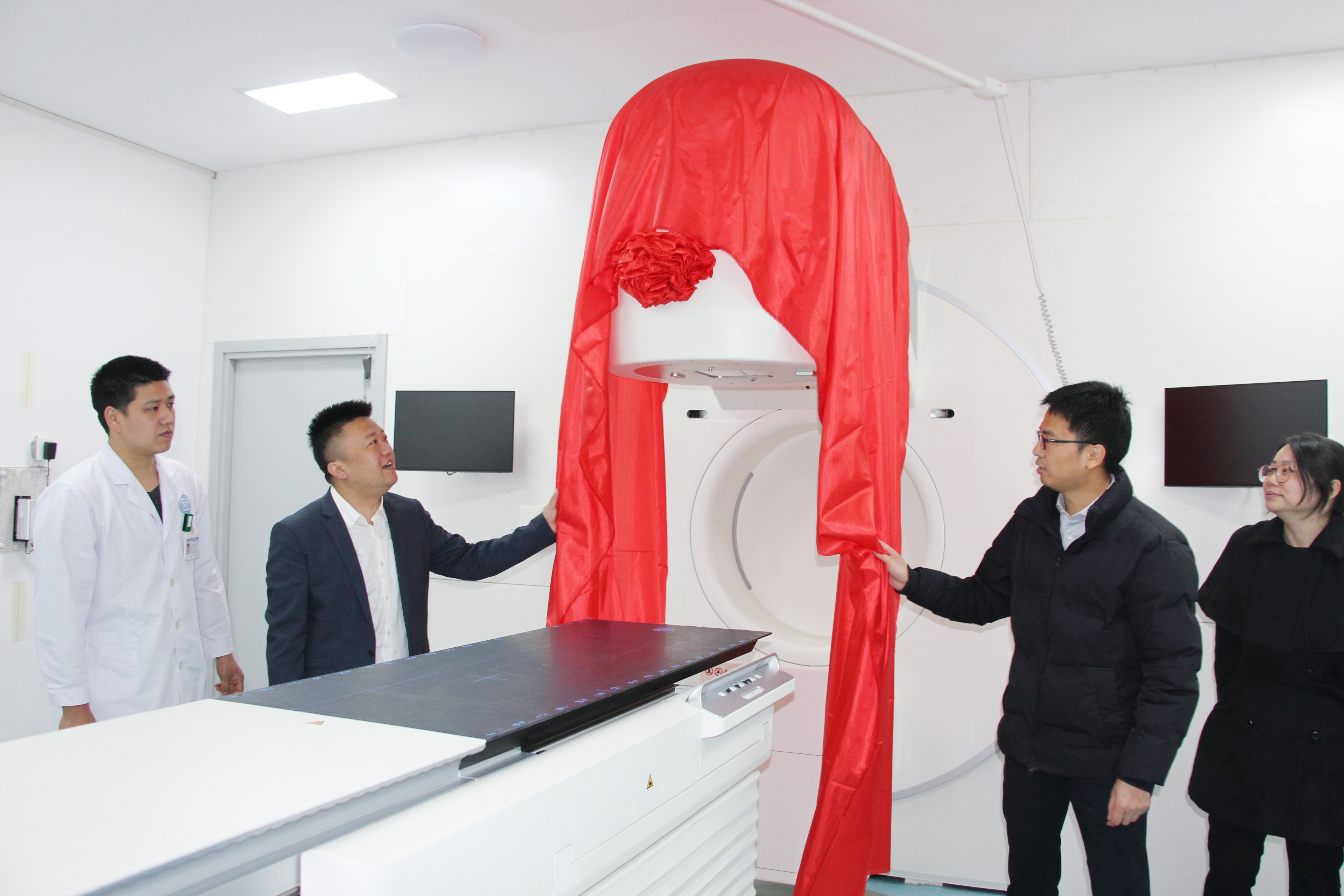 再添“重器”！乐山市市中区首台医用直线加速器正式启用！(图1)