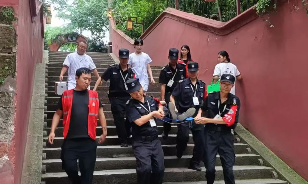 【乐肿医讯】“医”心守护“零距离” 游客畅游有“医靠”(图1)